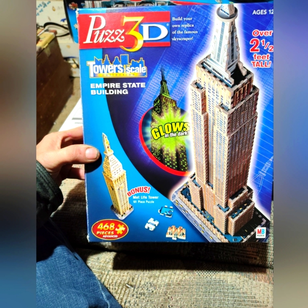 Puzzle 3D Empire State Building class is Advanced and flows in dark